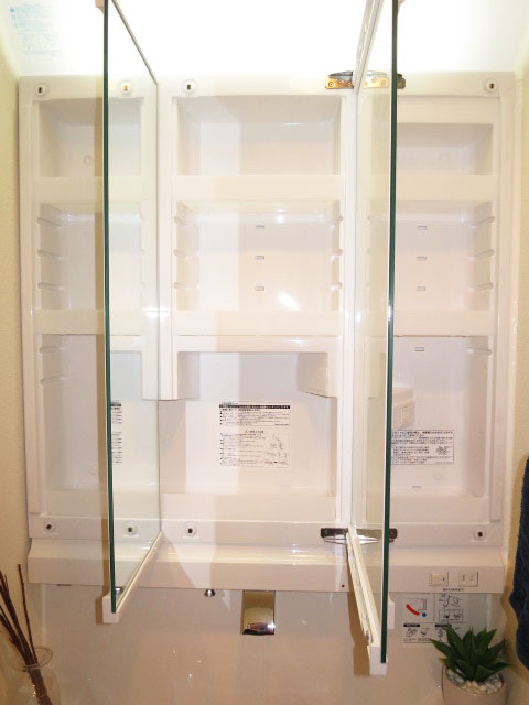 三面鏡の裏側はキャビネット収納