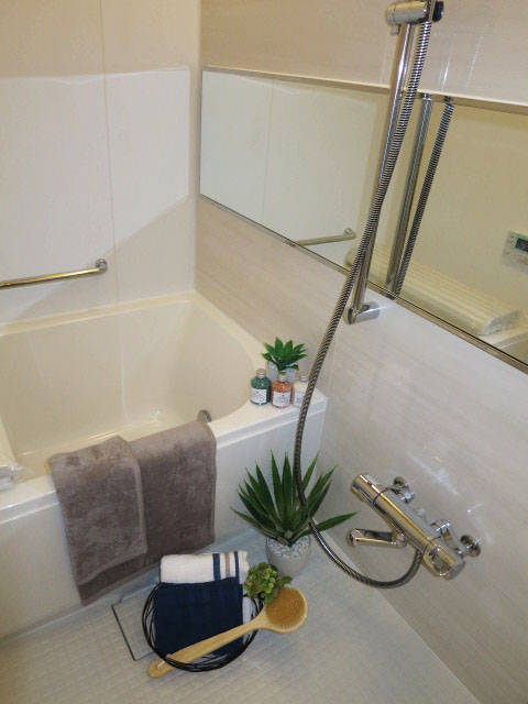 すっきりした印象のバスルーム