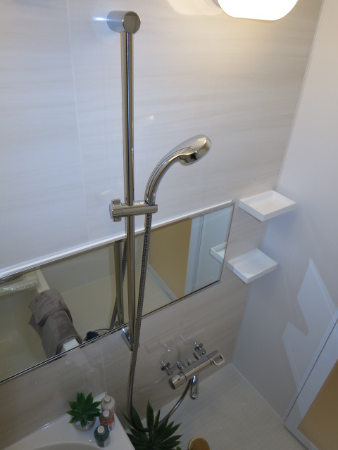 すっきりした印象のバスルーム