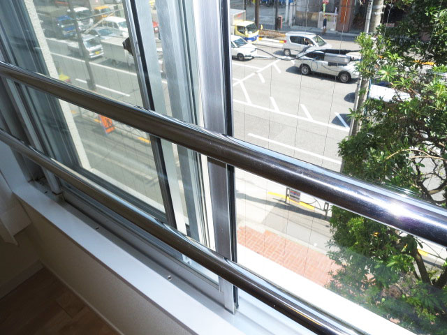 春日通りに面した窓は二重サッシ