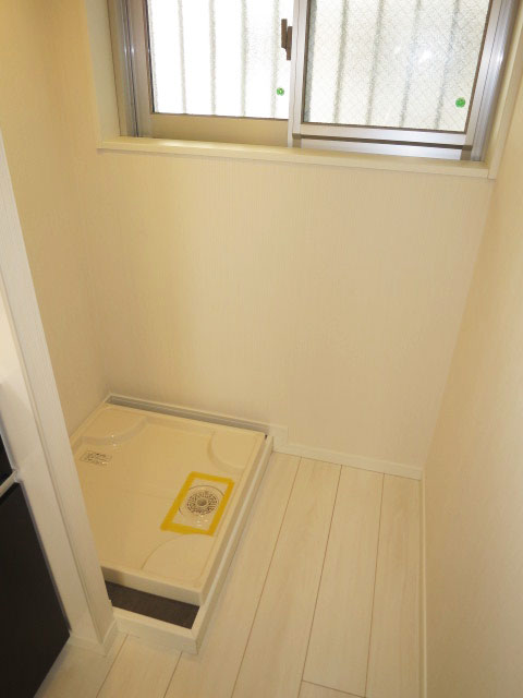 キッチンの横手に洗濯機置き場