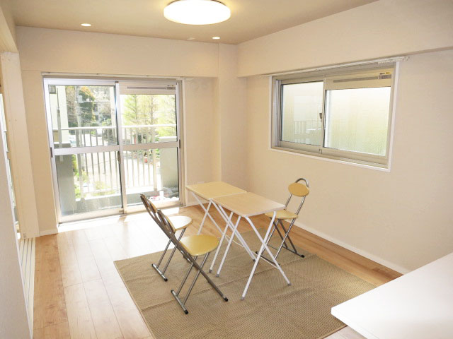 トーア早稲田マンション　日当たりのよいリビングダイニング