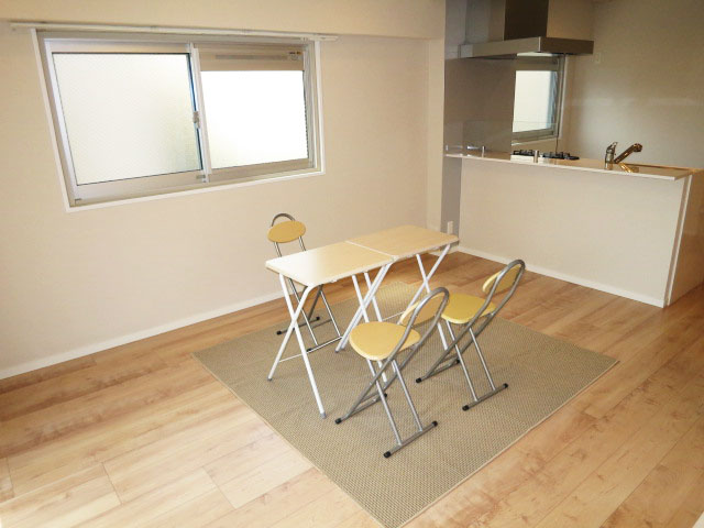 トーア早稲田マンション　日当たりのよいリビングダイニング