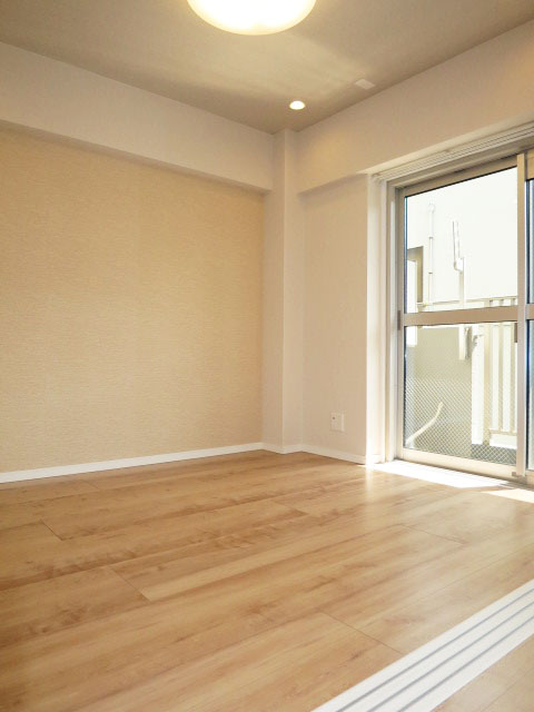 トーア早稲田マンション　リビングダイニングと引き戸でつながっている洋室