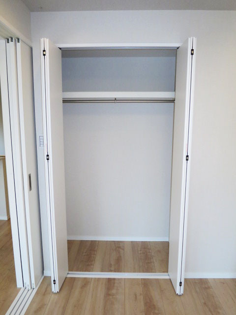 トーア早稲田マンション　リビングダイニングと引き戸でつながっている洋室　収納