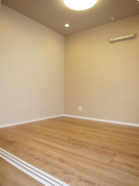 トーア早稲田マンション　リビングダイニングと引き戸でつながっている洋室