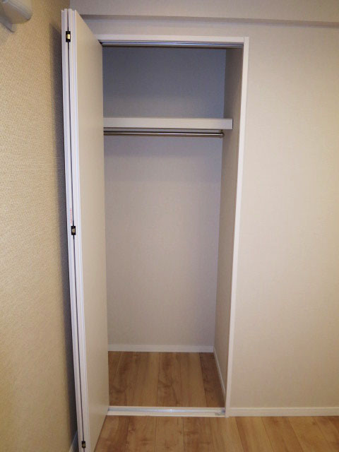 トーア早稲田マンション　リビングダイニングと引き戸でつながっている洋室　収納