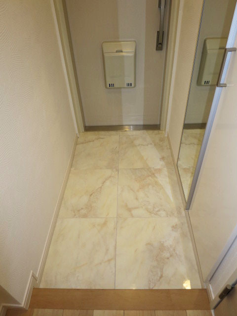 大理石調タイルの玄関