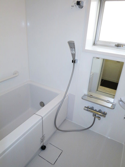 窓があり明るいバスルーム