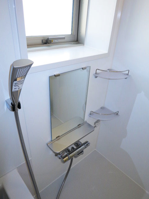 窓があり明るいバスルーム