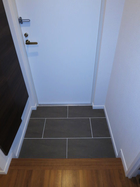 トール型収納が設置された玄関