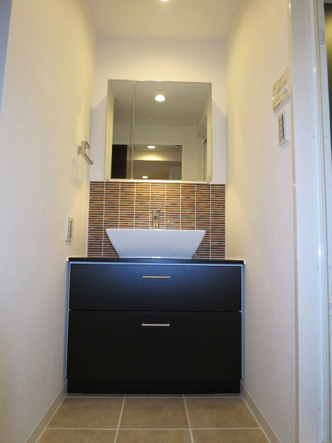 タイルがお洒落な洗面化粧台