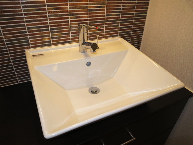 スクエアシェイプの洗面ボウル