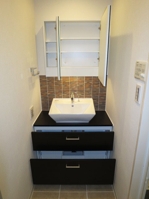 タイルがお洒落な洗面化粧台