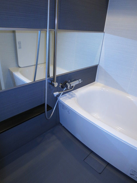 ゆったりした広さのバスルーム