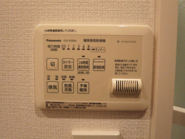 バスルームには浴室換気乾燥機付