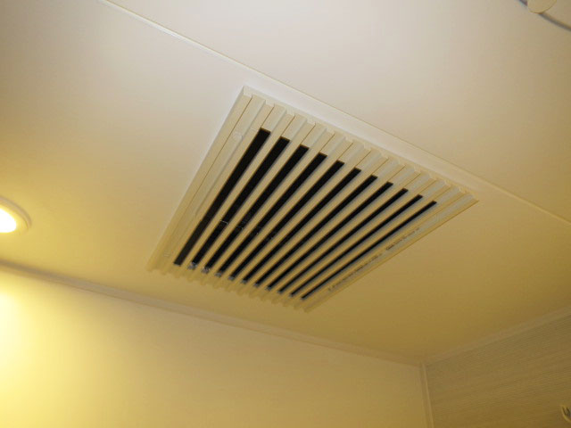 バスルームには浴室換気乾燥機付