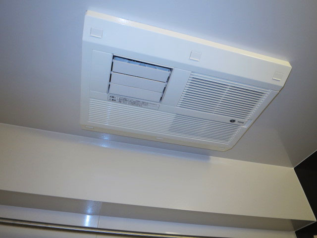バスルームには浴室換気乾燥機付