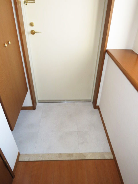 スカーラ四谷　大きい窓があり明るい玄関