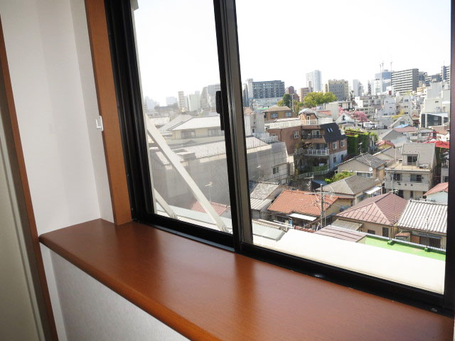 スカーラ四谷　玄関・カウンター付の窓