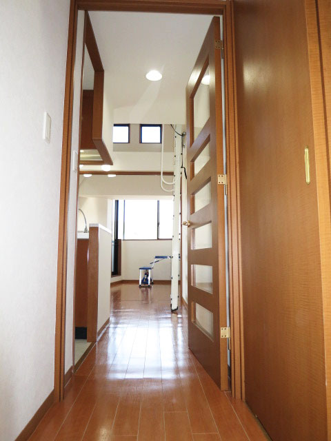 スカーラ四谷　廊下の突き当たりにリビングダイニング