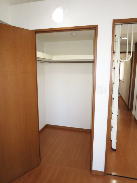 スカーラ四谷　洋室（約6帖）のウォークインクローゼット