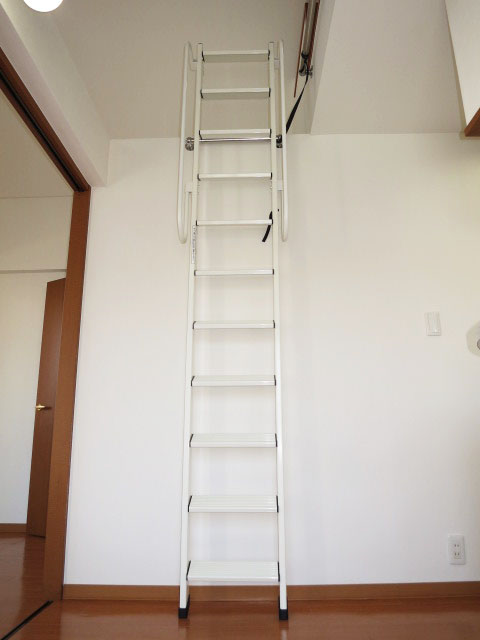 スカーラ四谷　ロフトに上がる梯子