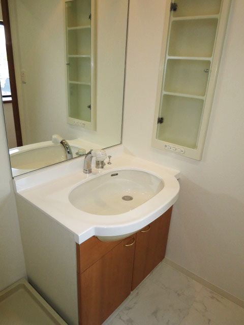 スカーラ四谷　ホテルライクな一枚鏡の洗面化粧台