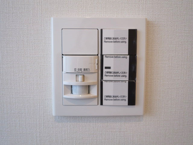 玄関照明は人感センサー付