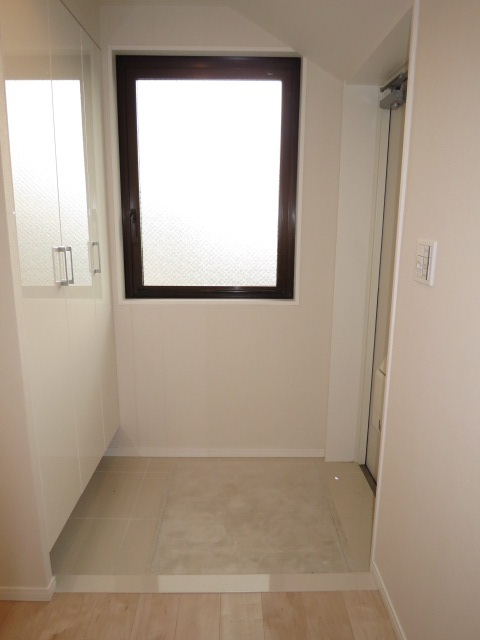 窓があり明るい玄関