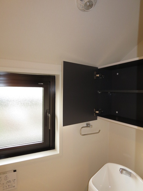 トイレの窓＆吊戸棚