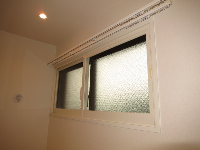 約7.2帖の洋室　収納　北側の窓