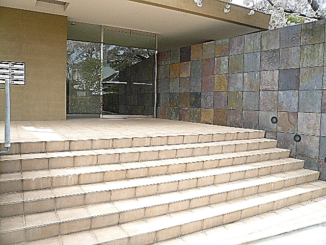 ホームズ緑が丘　エントランス前