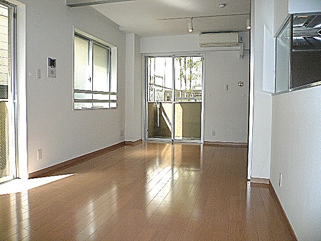 ホームズ緑が丘　光射し込むダイニングキッチン