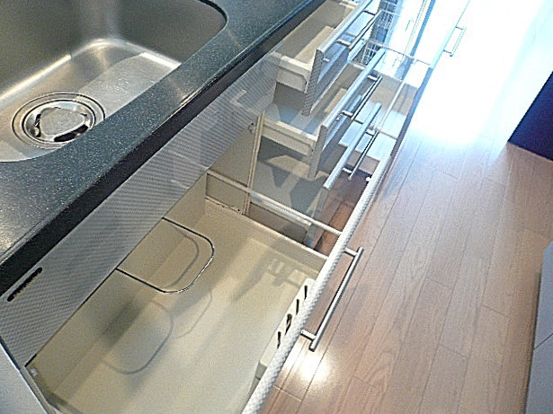 ホームズ緑が丘　キッチン収納