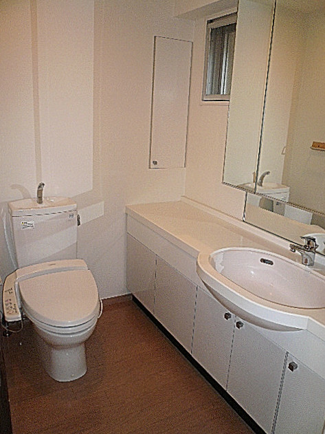 ホームズ緑が丘　トイレと洗面化粧台