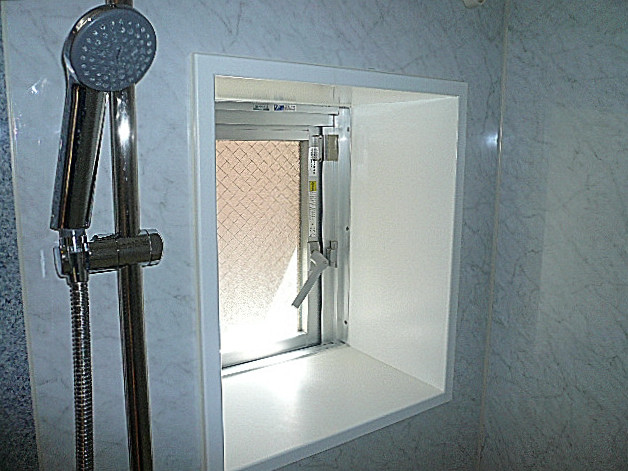 ホームズ緑が丘　浴室にある窓