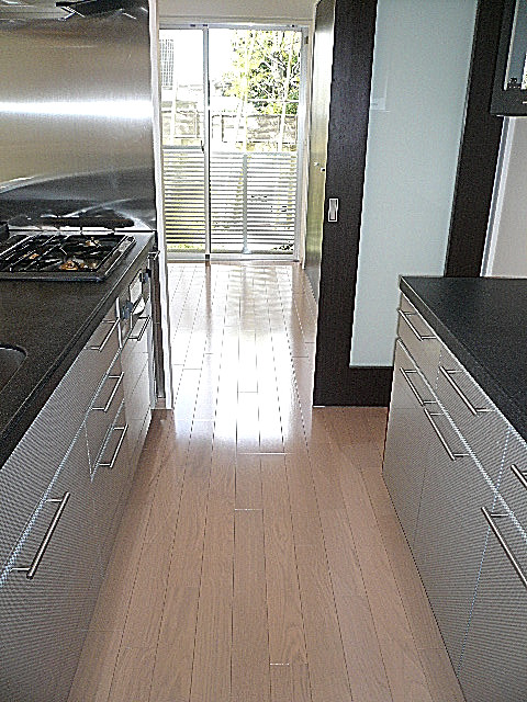 ホームズ緑が丘　キッチンからお部屋へ