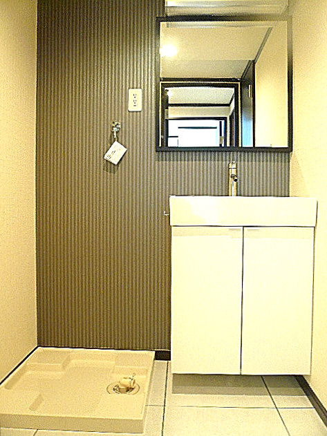 東建マンション学芸大　洗面化粧台と洗濯機置き場