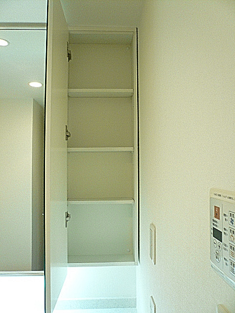 深沢ハウス　洗面台収納204