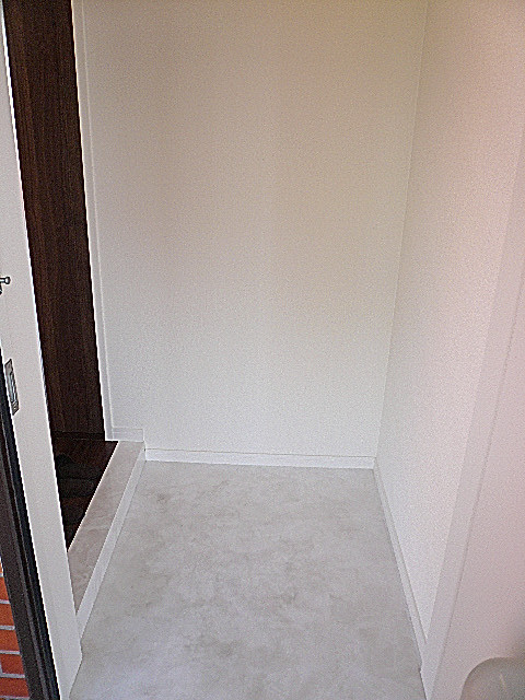 ホワイトな玄関ホール