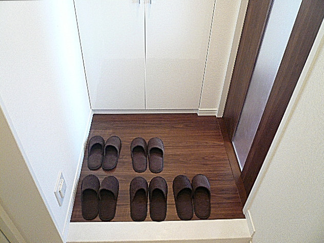 ホワイトな玄関ホール