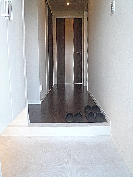 ホワイトな玄関ホール