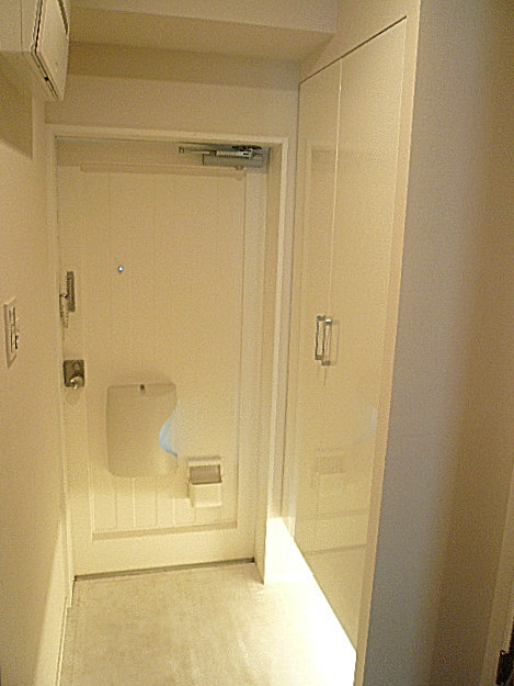 ホワイトな玄関ホール