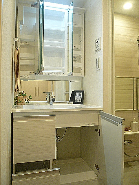 洗面化粧台　収納