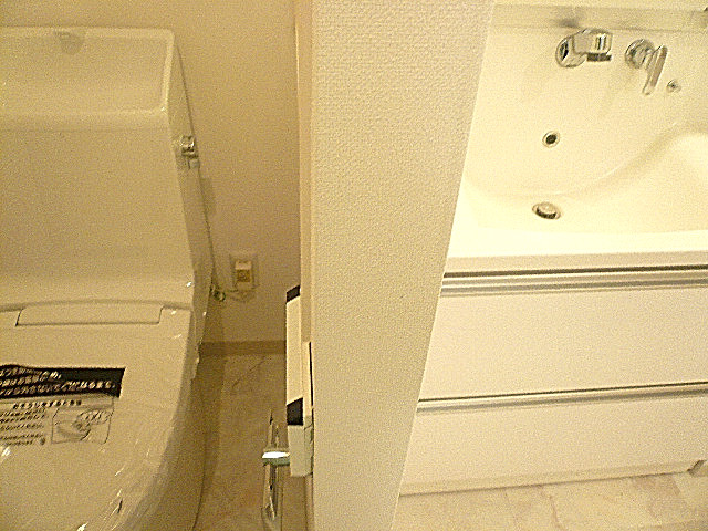 マンション第二恵比須苑　トイレと洗面台
