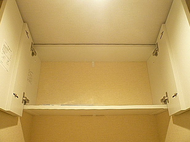 ウォシュレット付トイレ　吊戸棚