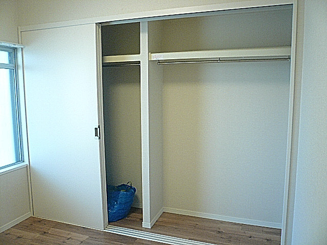 廊下左手　洋室　クローゼット