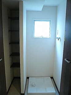 マンション都立大　洗濯機置き場・リネン庫201