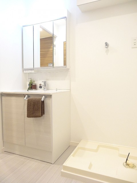 日本橋ニューシティダイヤモンドパレス　洗面化粧台と洗濯機置場